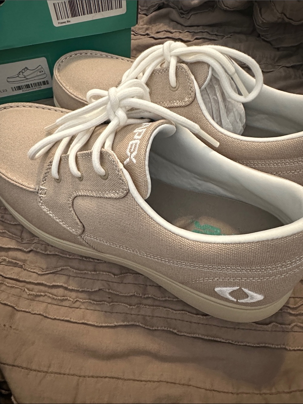 Apex Women's Shoes in Tan Canvas with White Laces